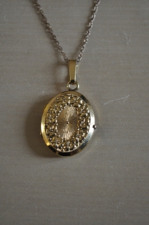 Vintage 1980s gold locket - Urban Outfitters www.urbanoutfitters.co.uk